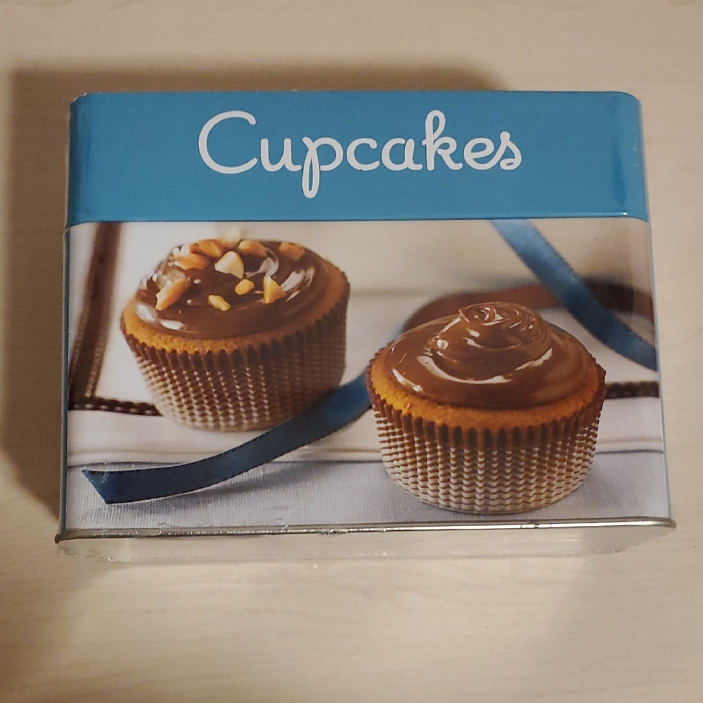 Publications International, Ltd. Cupcakes Keepsake Recipe Box